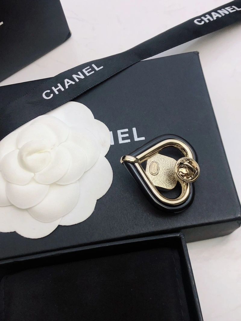 WellDesigned Chxnxl Brooches 289287