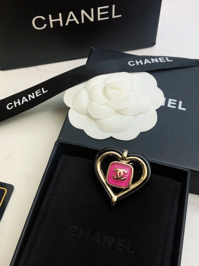 WellDesigned Chxnxl Brooches 289287