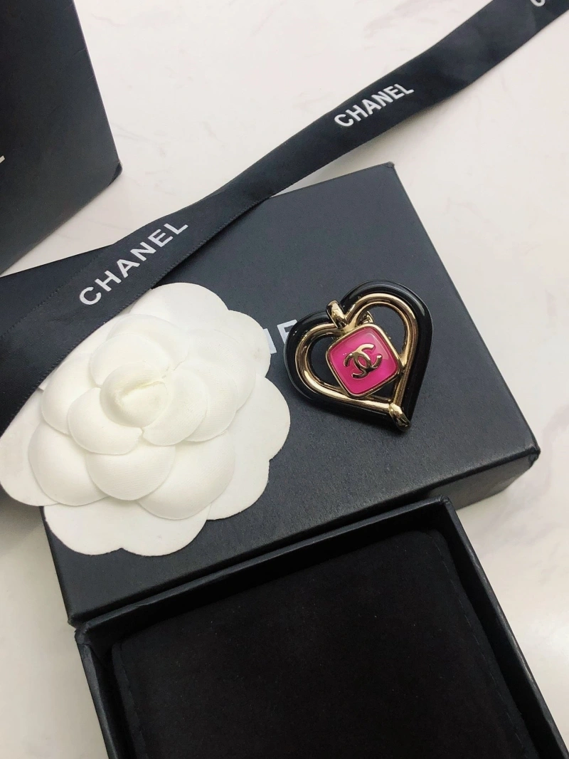 WellDesigned Chxnxl Brooches 289287