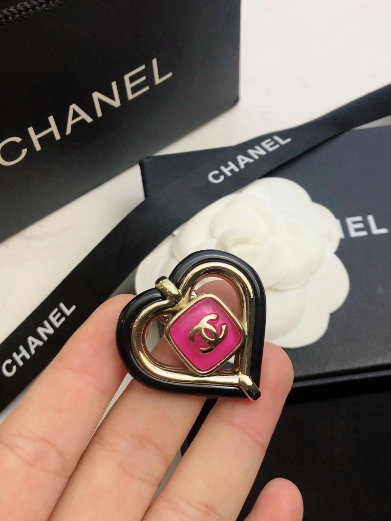 WellDesigned Chxnxl Brooches 289287