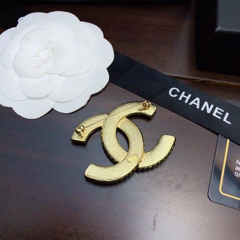 EyeCatching Chxnxl Brooches 289246