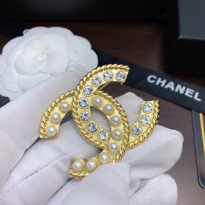 EyeCatching Chxnxl Brooches 289246