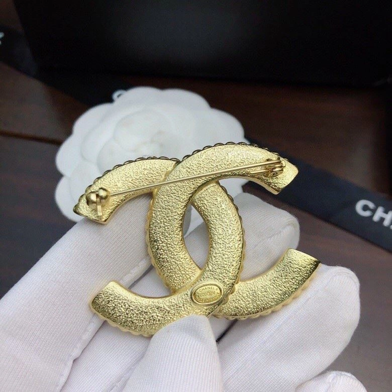 EyeCatching Chxnxl Brooches 289246