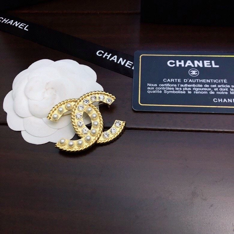 EyeCatching Chxnxl Brooches 289246