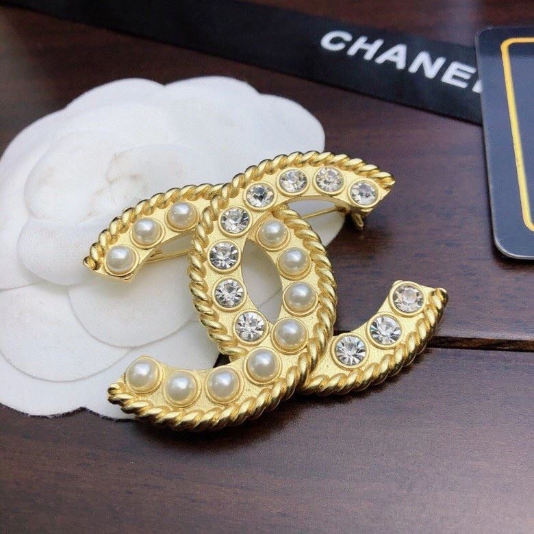 EyeCatching Chxnxl Brooches 289246