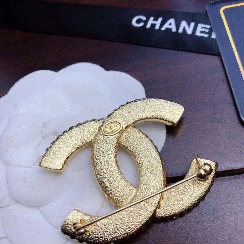 EyeCatching Chxnxl Brooches 289246