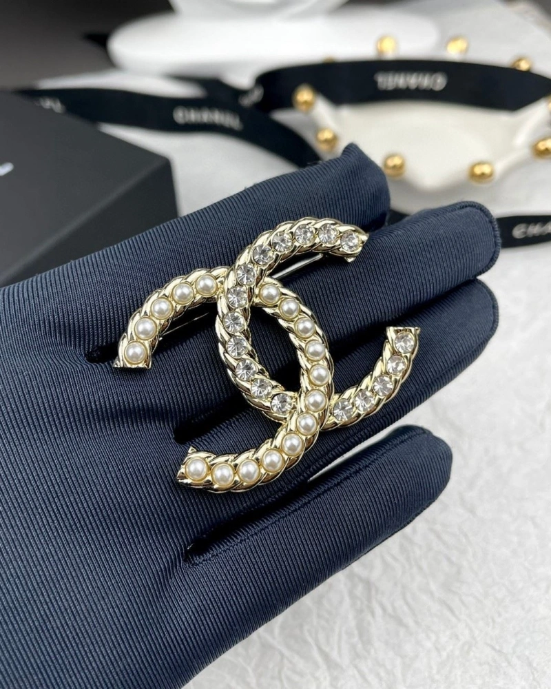 Lightweight Chxnxl Brooches 289225