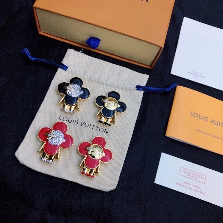 Modern Chxnxl Brooches 289202