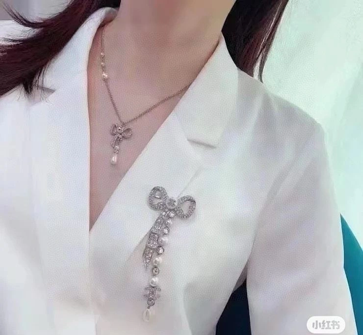 WellDesigned Chxnxl Brooches 289199