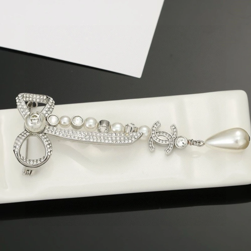 WellDesigned Chxnxl Brooches 289199