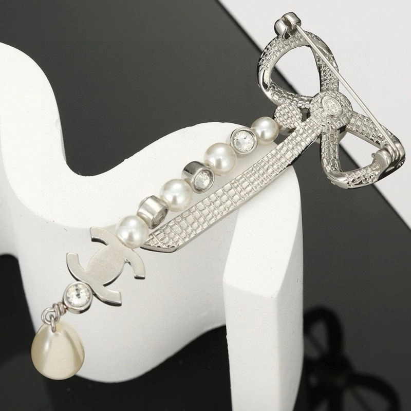 WellDesigned Chxnxl Brooches 289199