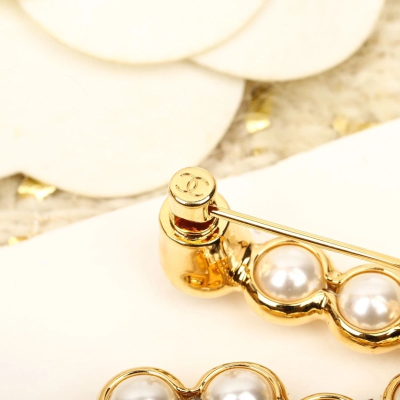 Vibrant Chxnxl Brooches 289184