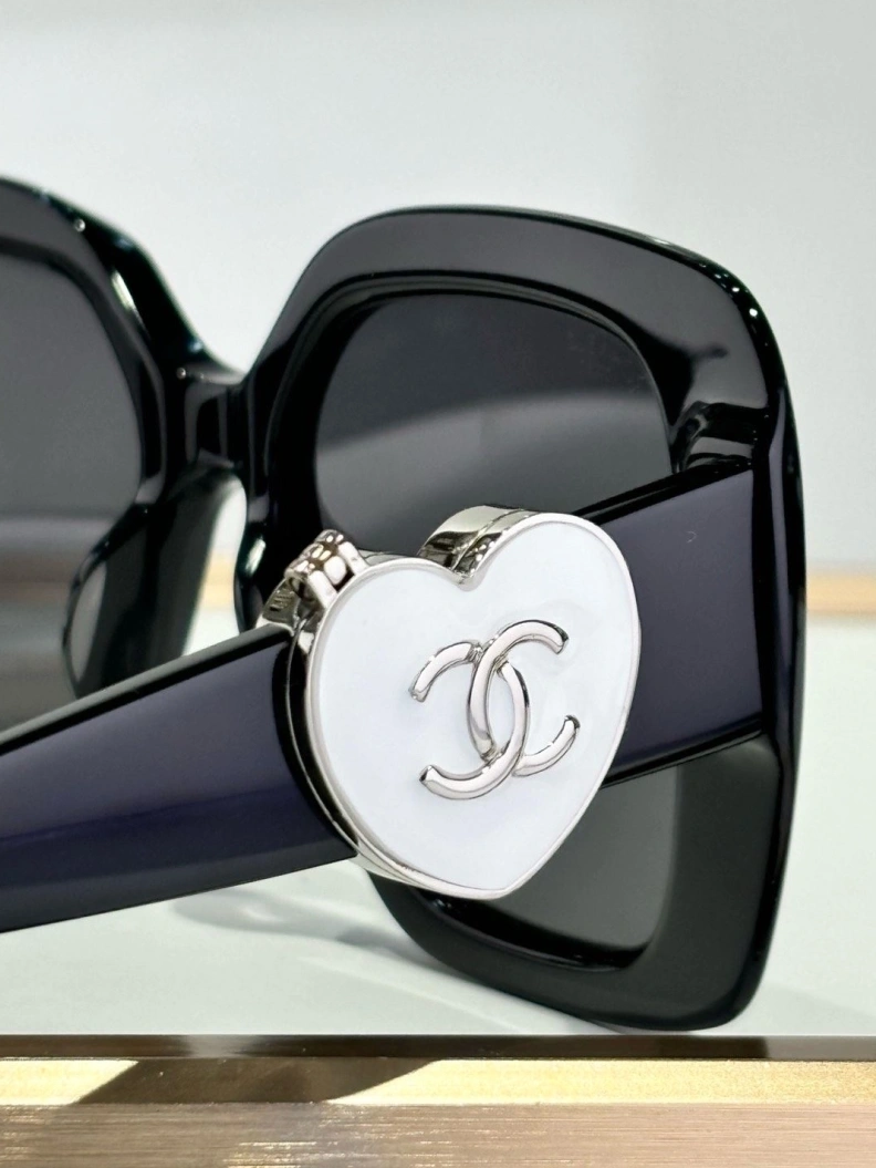 Trendsetting Chxnxl Sunglasses 250982