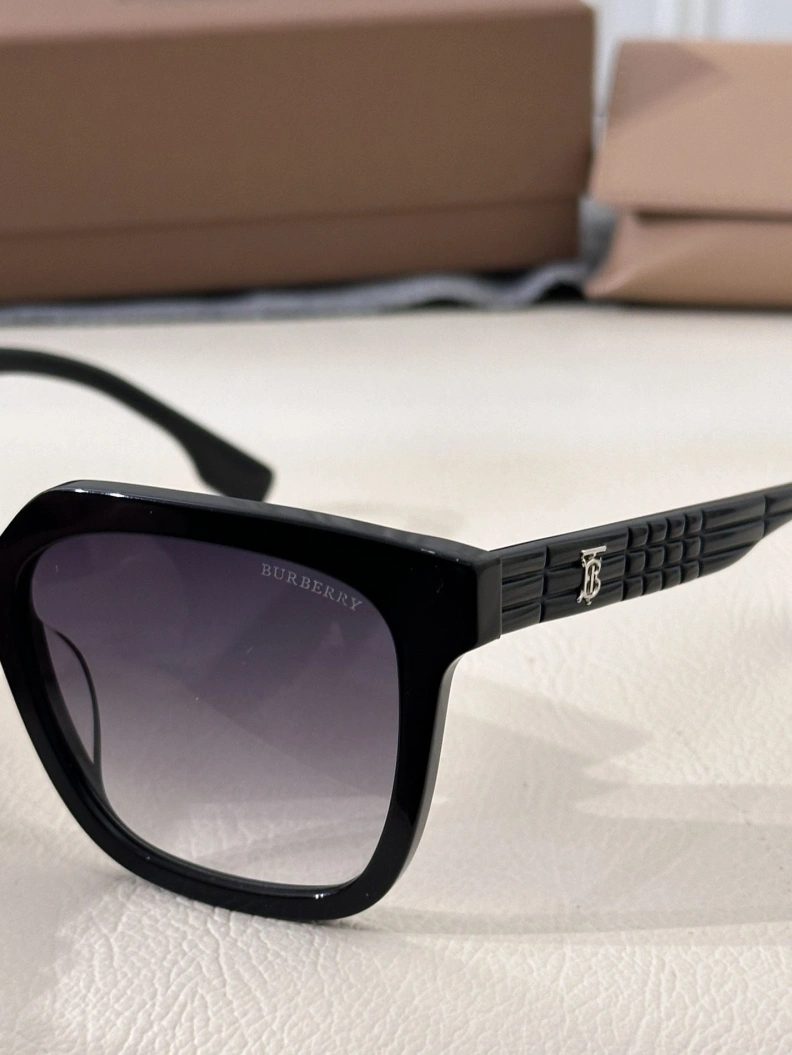 Versatile Bxrbxrry Sunglasses 250006
