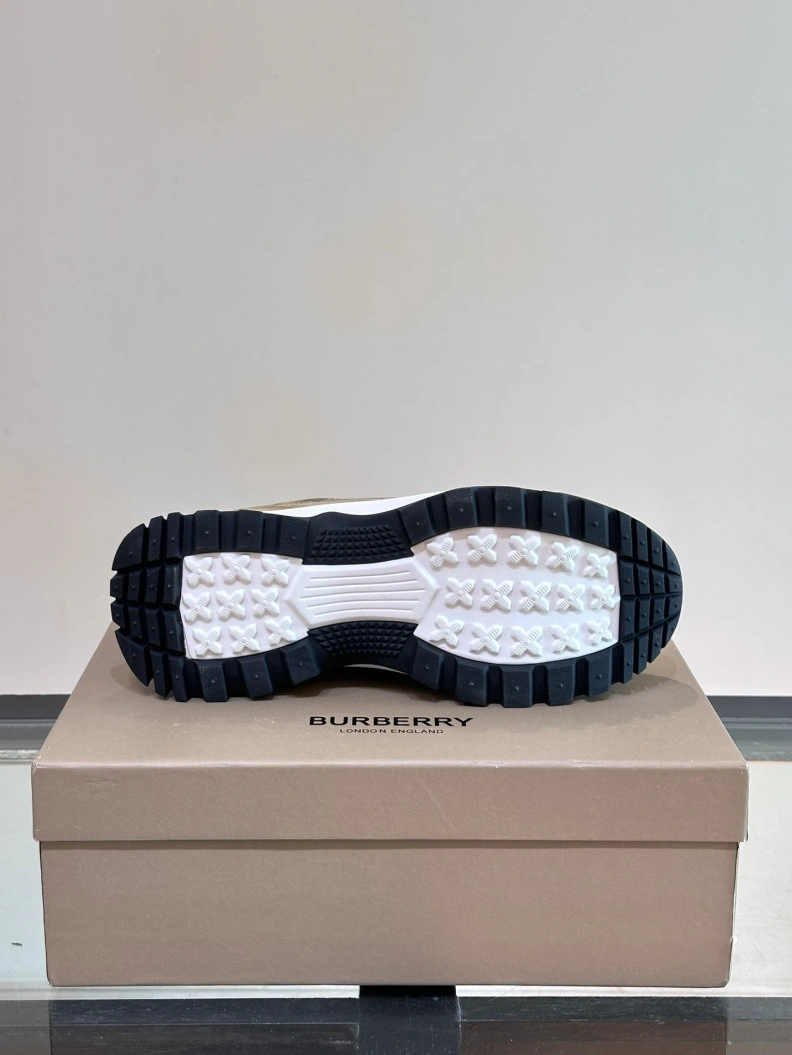 Fashionable Bxrbxrry Sneakers 114561