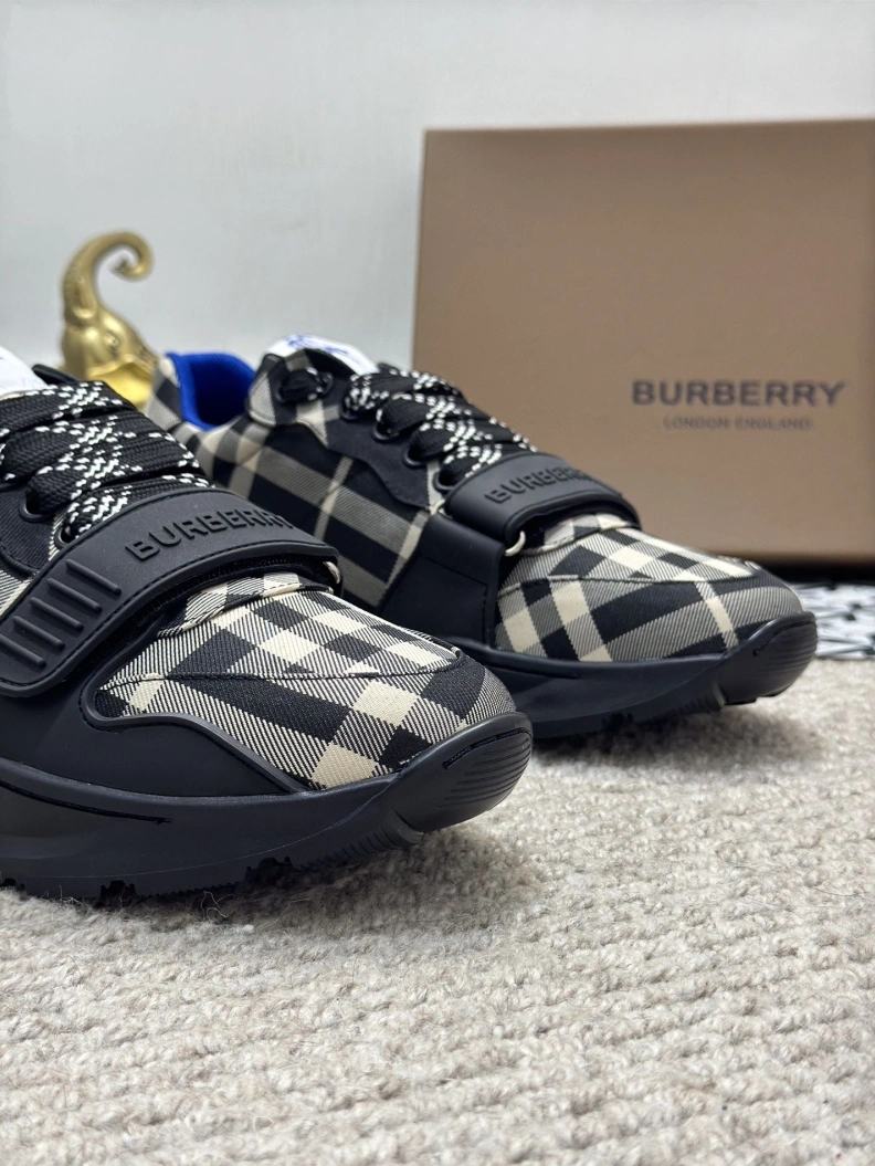 WellDesigned Bxrbxrry Sneakers 114562