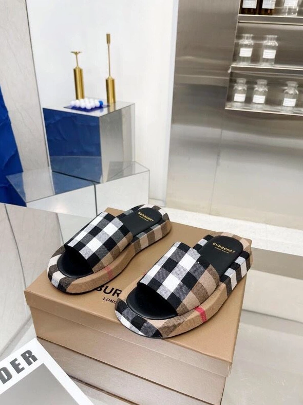 Lightweight Bxrbxrry Slippers 114604