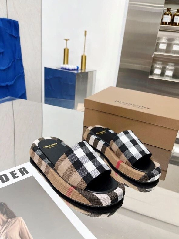 Lightweight Bxrbxrry Slippers 114604