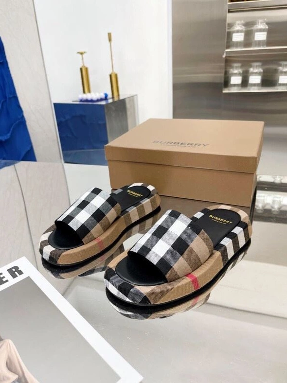 Lightweight Bxrbxrry Slippers 114604