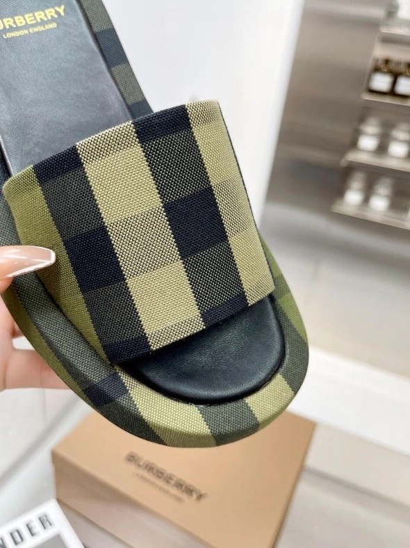 Timeless Bxrbxrry Slippers 114602