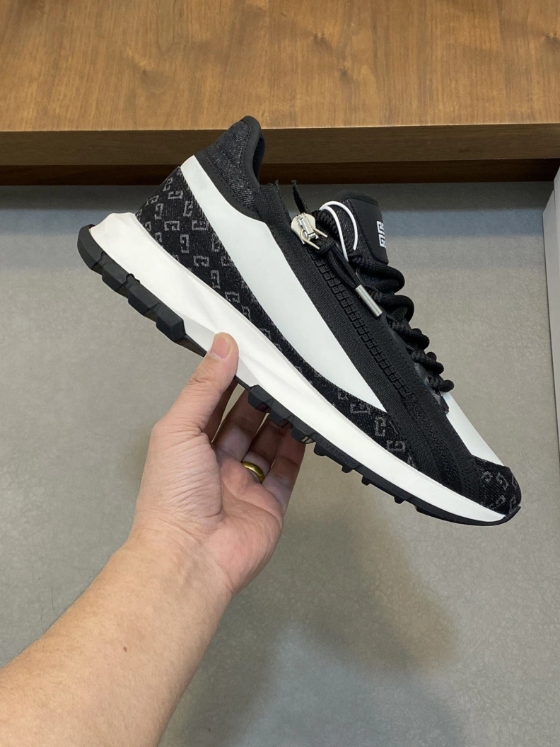 Practical Gxvxnchy Sneakers 152538