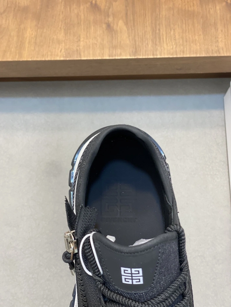 Practical Gxvxnchy Sneakers 152538