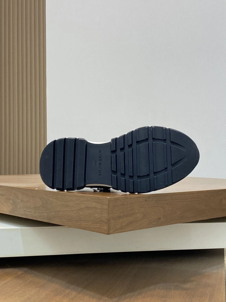 Practical Gxvxnchy Sneakers 152538