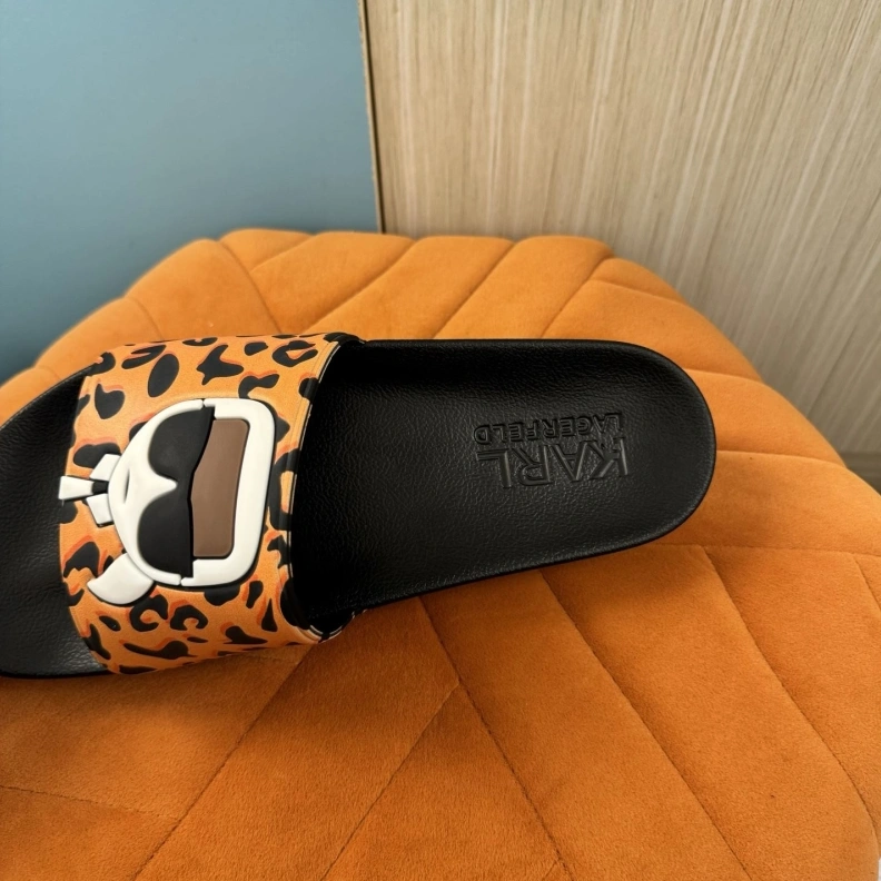 Fashionable Othxr Slippers 211010