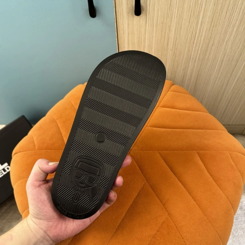 Fashionable Othxr Slippers 211010