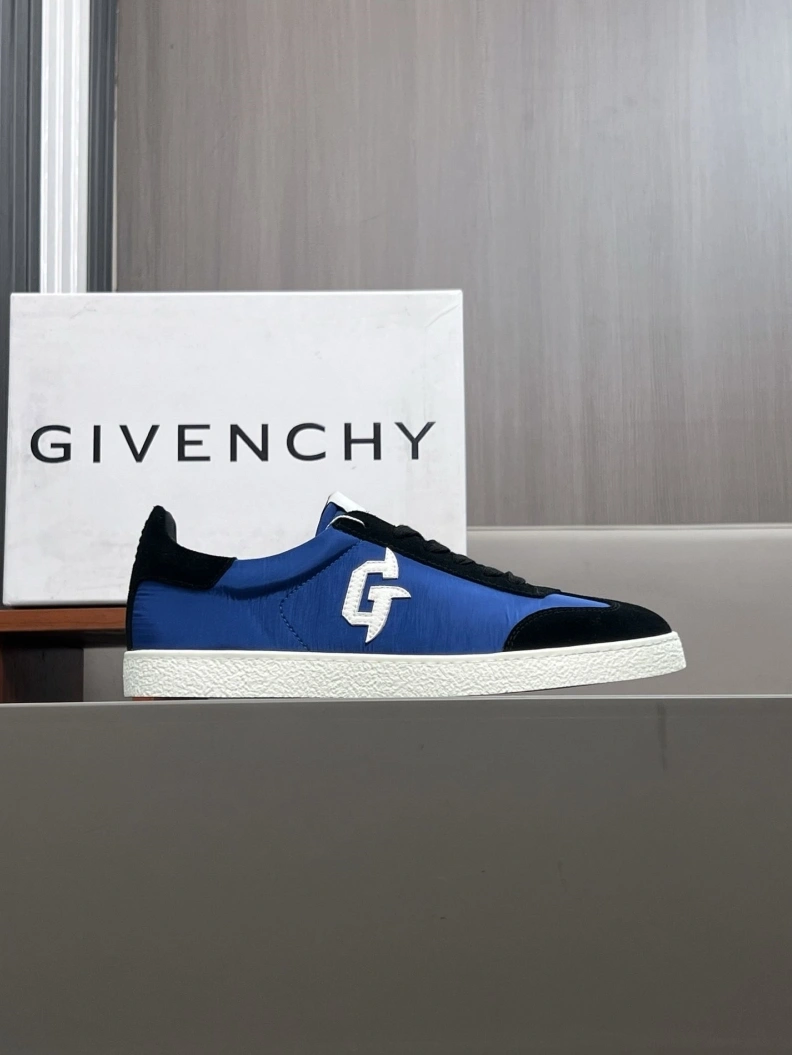 Resilient Gxvxnchy Sneakers 152515