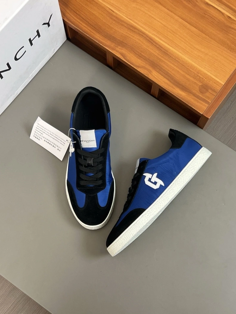 Resilient Gxvxnchy Sneakers 152515