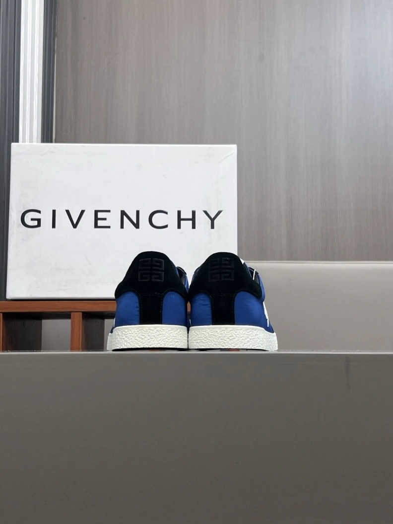 Resilient Gxvxnchy Sneakers 152515