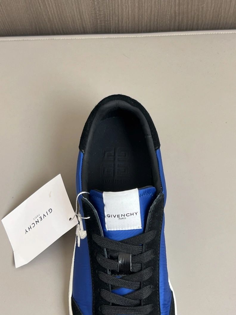 Resilient Gxvxnchy Sneakers 152515