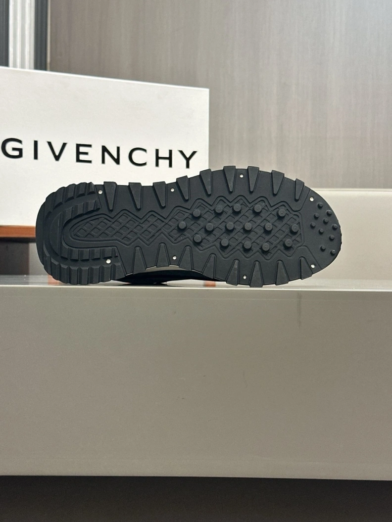 Gxvxnchy Sneakers TopPick 152504