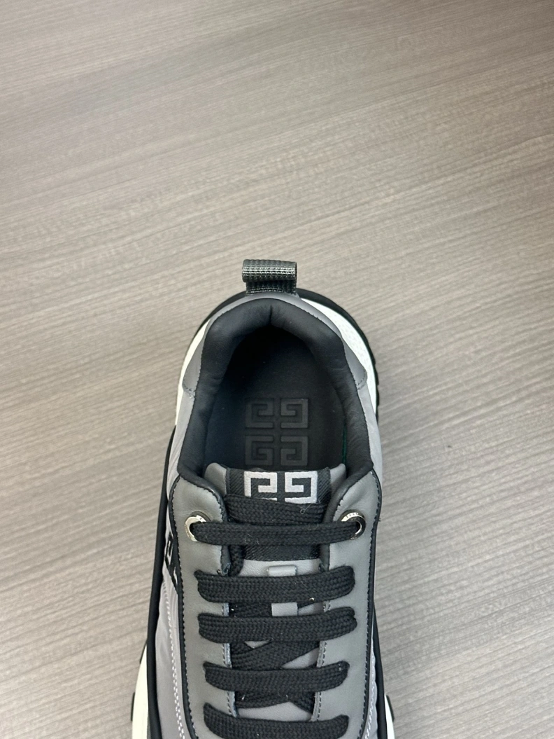 Gxvxnchy Sneakers TopPick 152504