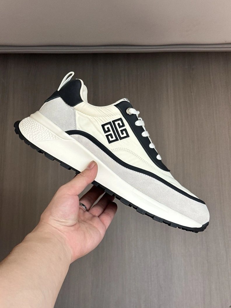 AllSeason Gxvxnchy Sneakers 152502
