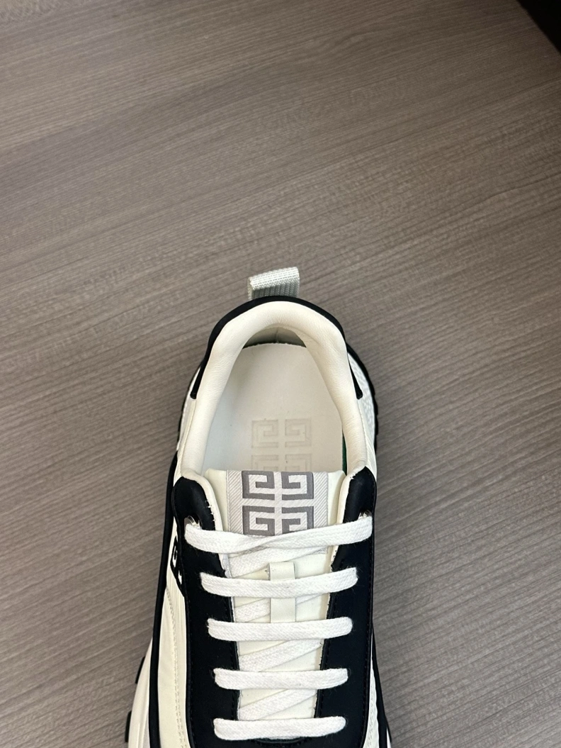 AllSeason Gxvxnchy Sneakers 152502