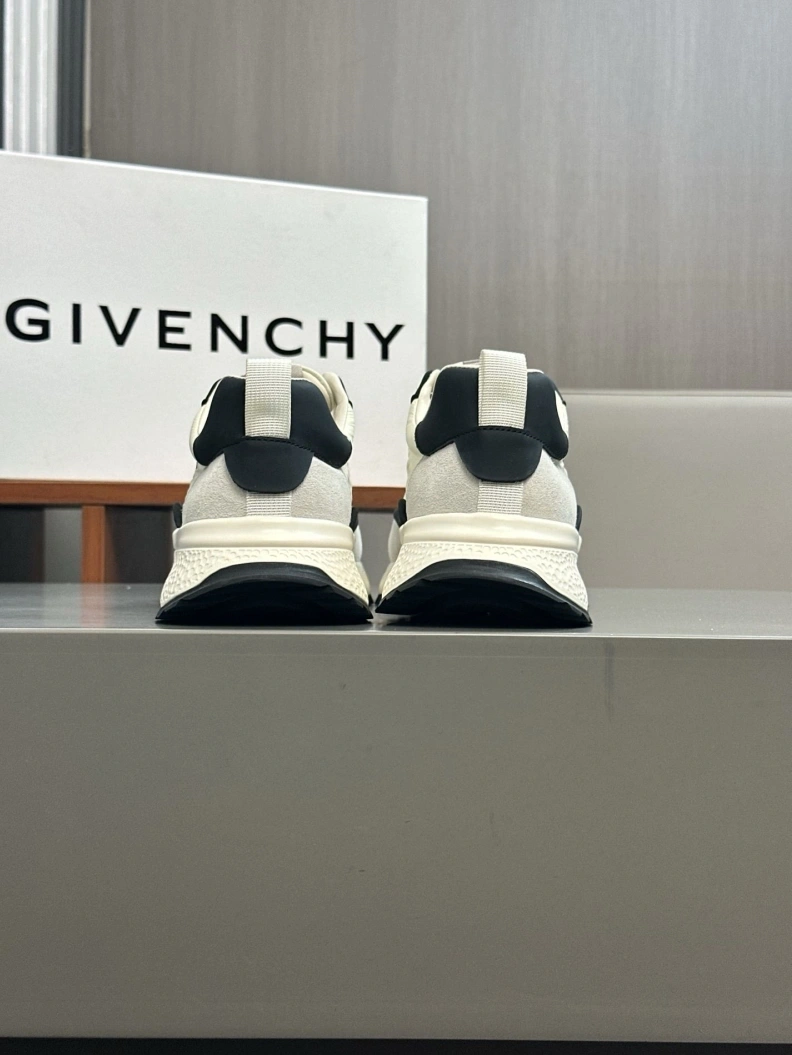 AllSeason Gxvxnchy Sneakers 152502