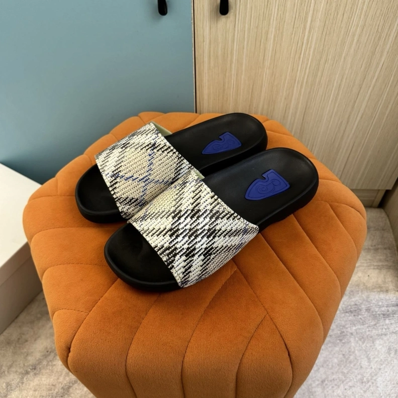 Fashionable Bxrbxrry Slippers 114601