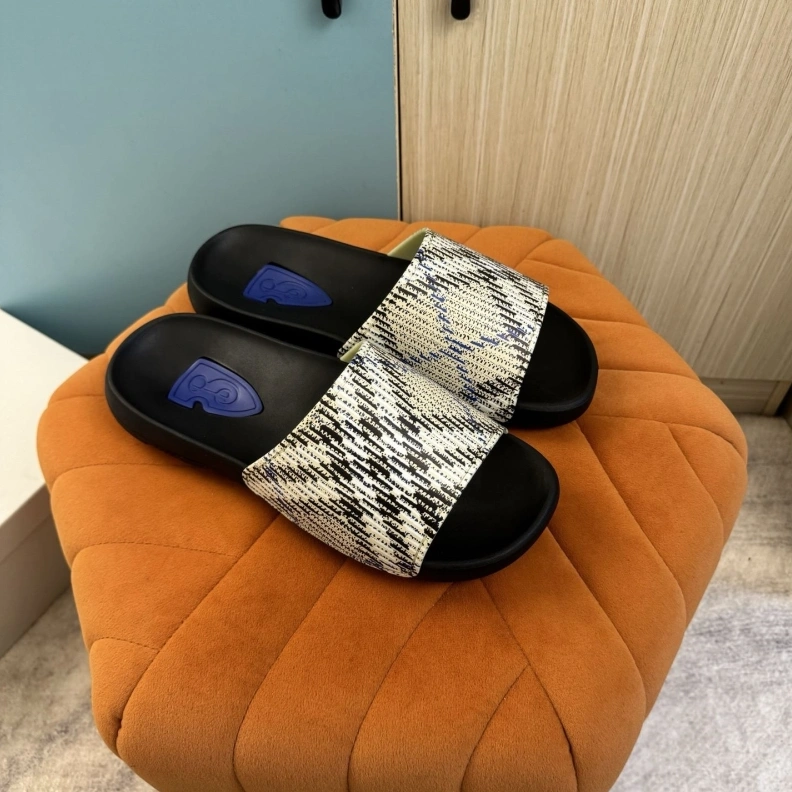 Fashionable Bxrbxrry Slippers 114601