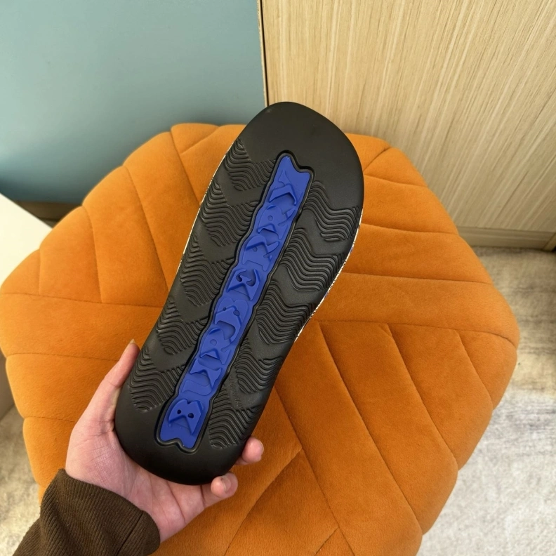 Fashionable Bxrbxrry Slippers 114601