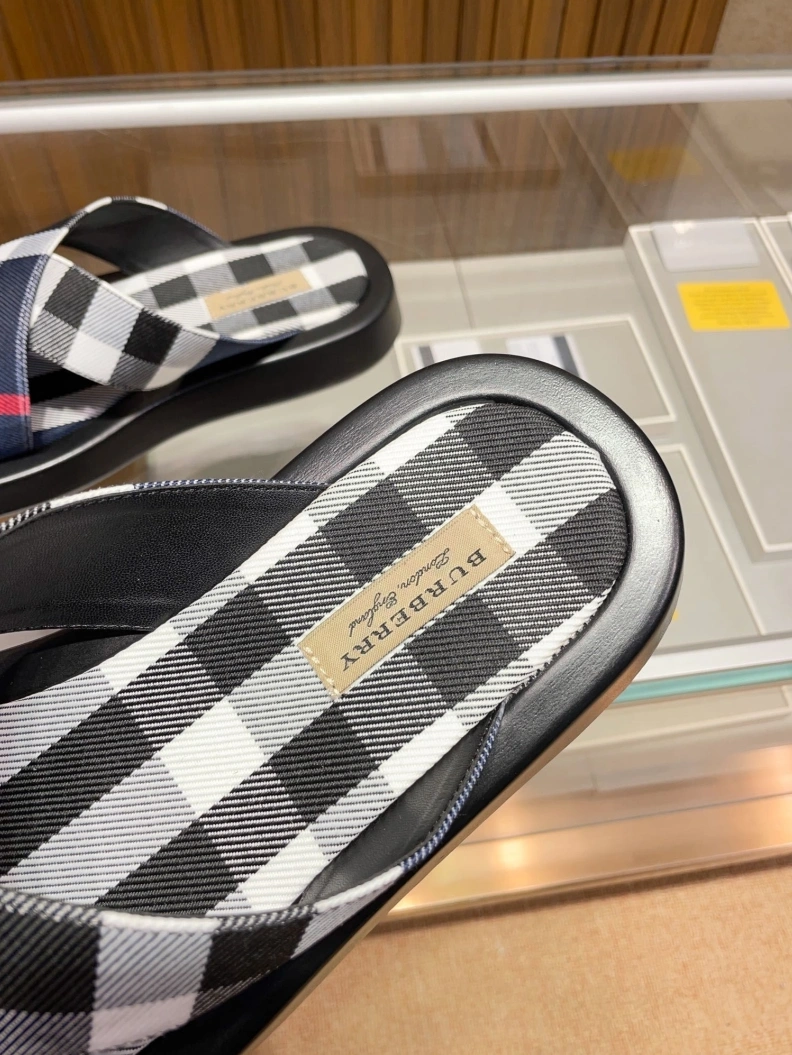 Trendy Bxrbxrry Slippers 114595