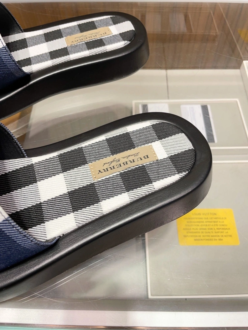 Lightweight Bxrbxrry Slippers 114588