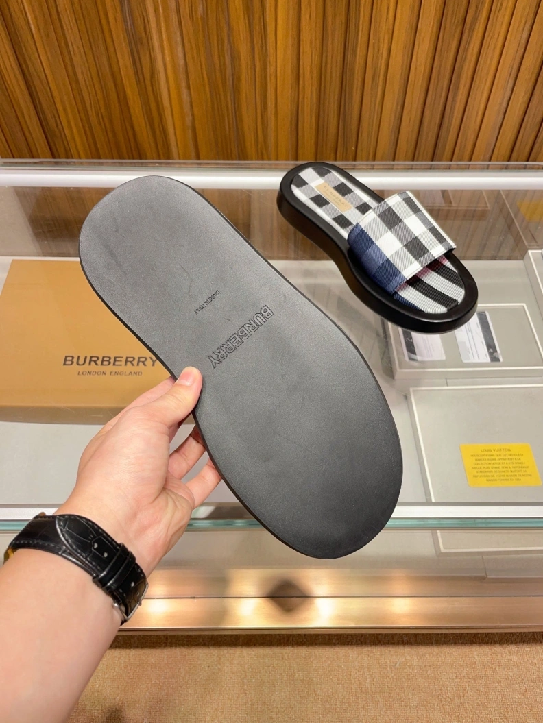 Lightweight Bxrbxrry Slippers 114588