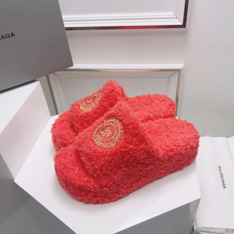 WellDesigned Bxlxnciaga Slippers 109825