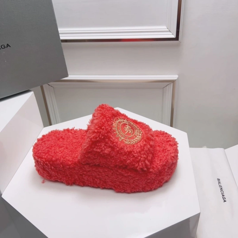 WellDesigned Bxlxnciaga Slippers 109825