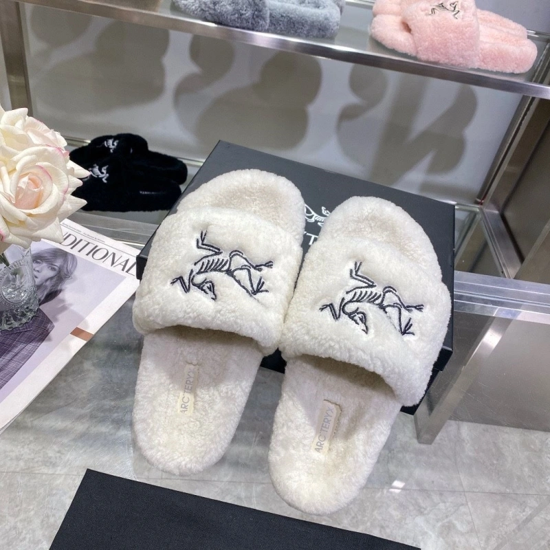 Othxr Slippers WellDesigned 215774