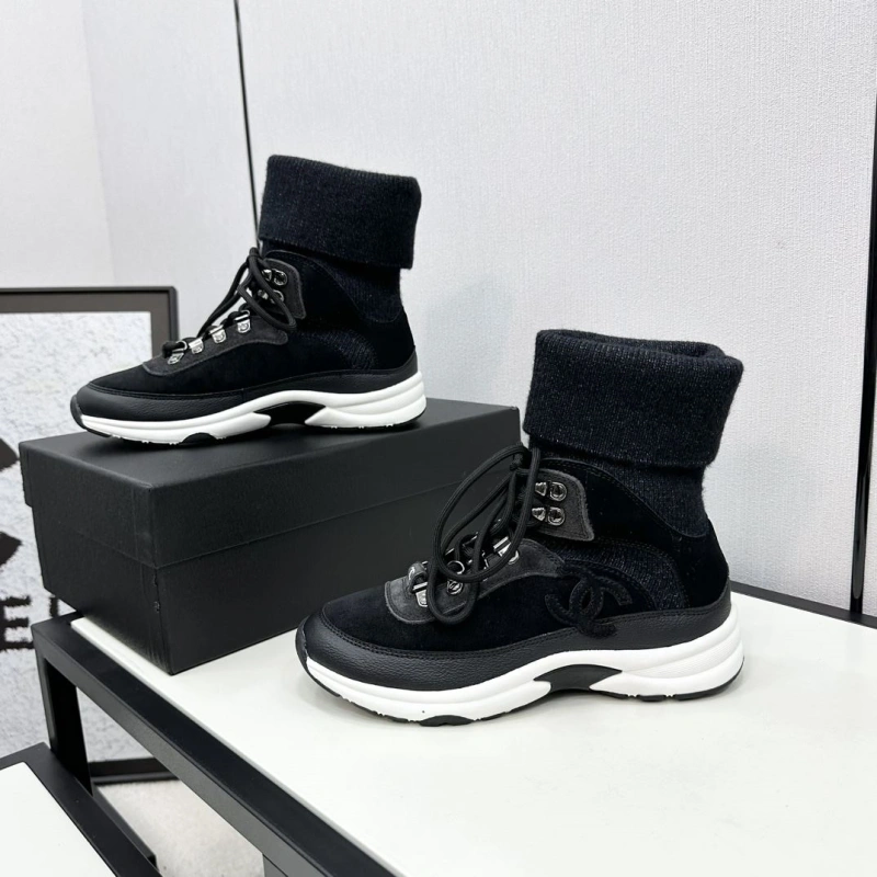 Sleek Chxnxl Sneakers 127372