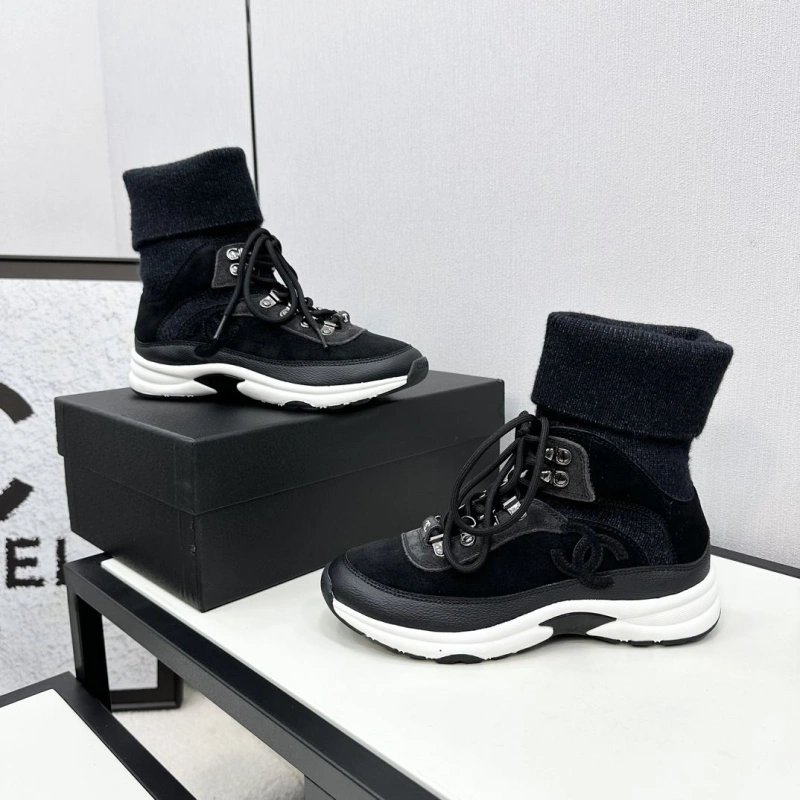 Sleek Chxnxl Sneakers 127372