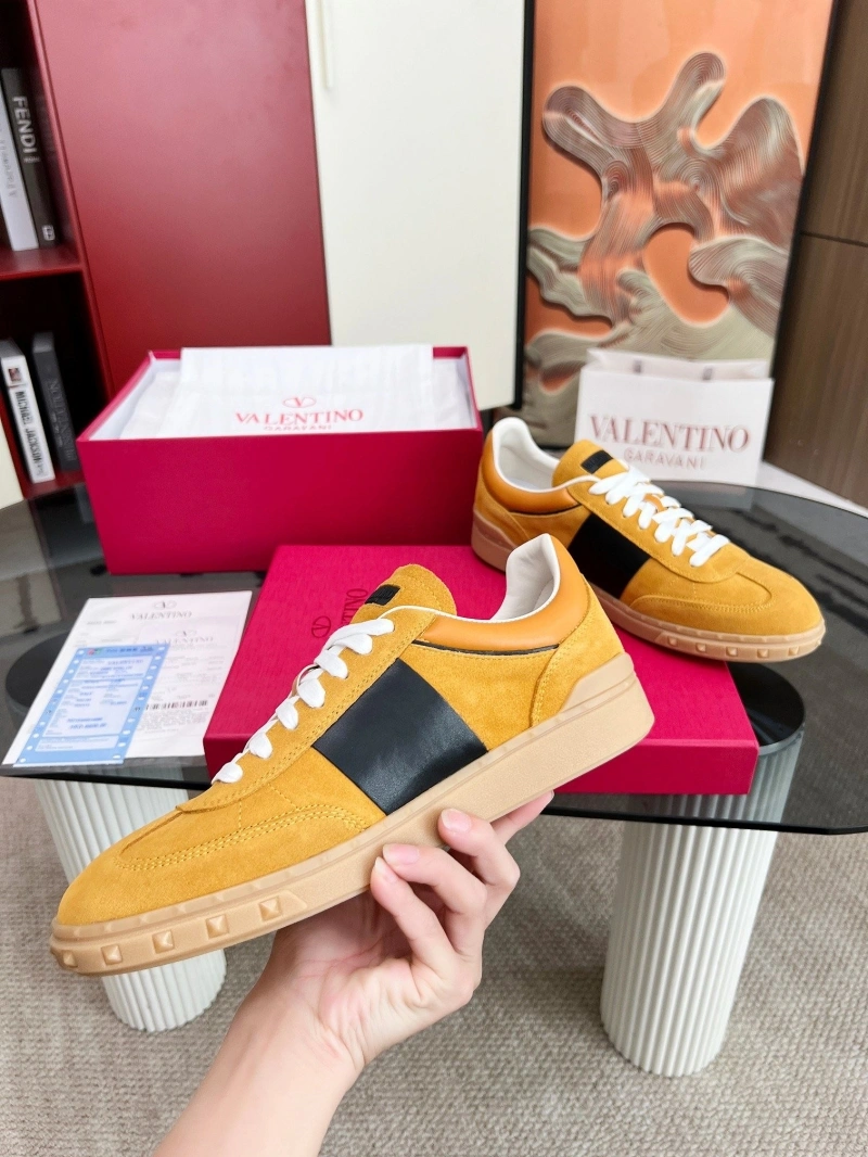 Versatile Vxlxntino Sneakers 231357